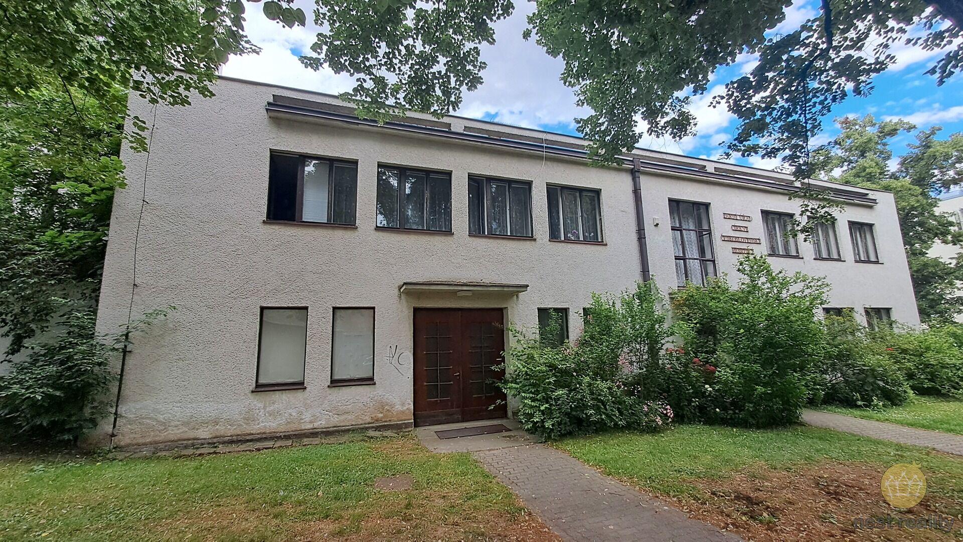 Pronájem nebytových prostor 394 m2, Husovo náměstí, Kolín.