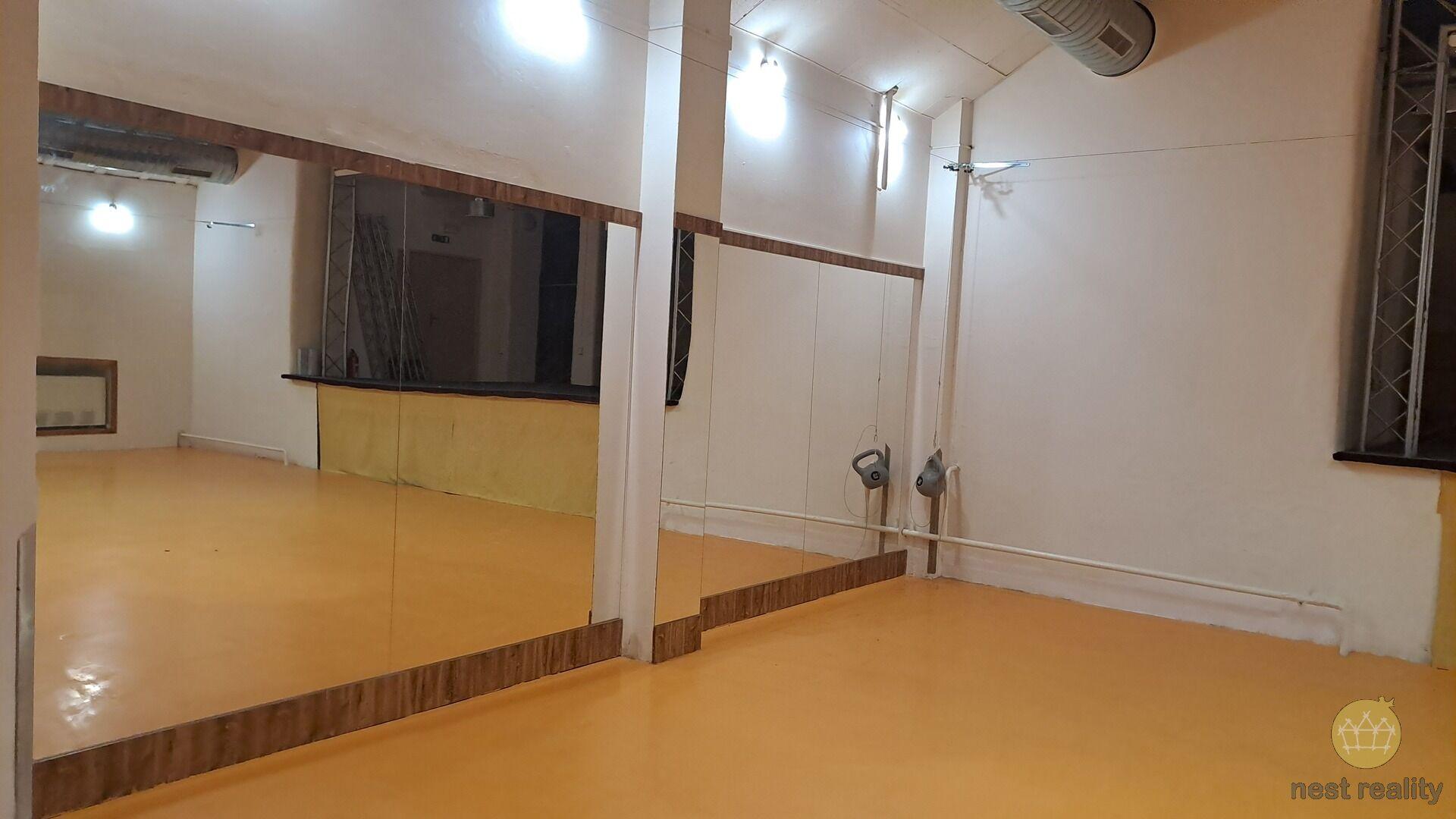 Pronájem nebytových prostor 394 m2, Husovo náměstí, Kolín.