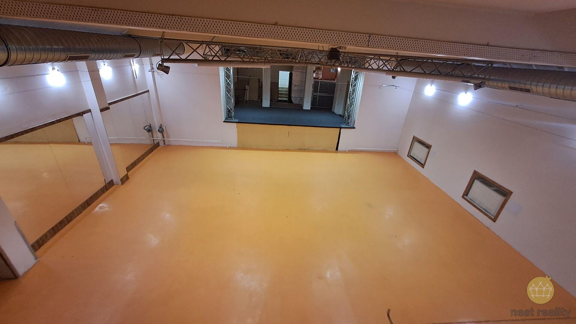 Pronájem nebytových prostor 394 m2, Husovo náměstí, Kolín.