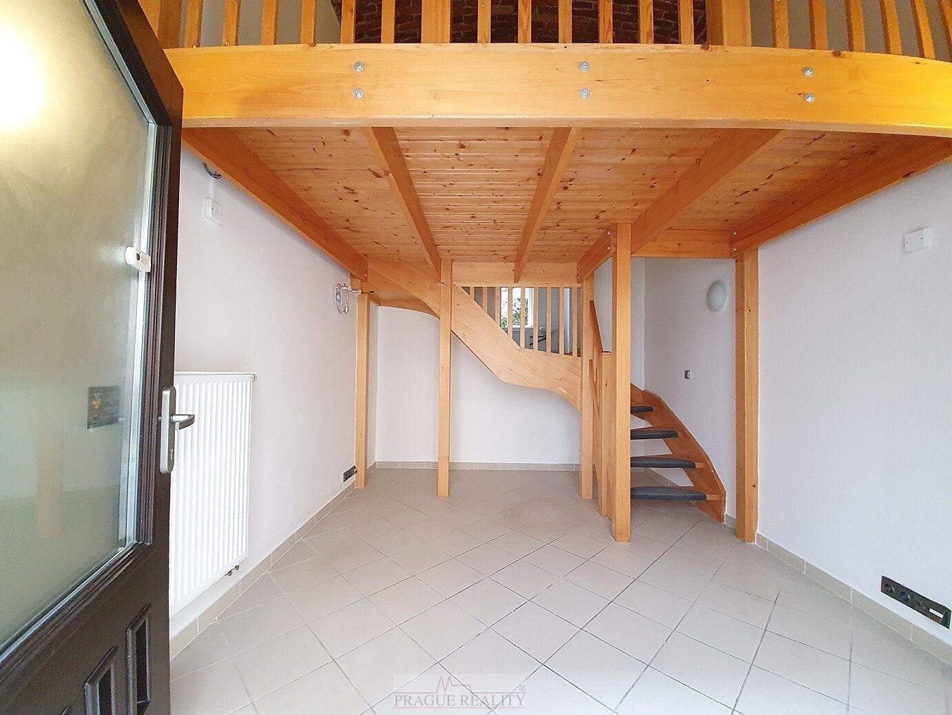 Atypická kancelář s vlastním vchodem z ulice, celkem 30m2, P3 Žižkov, ul. Chlumova