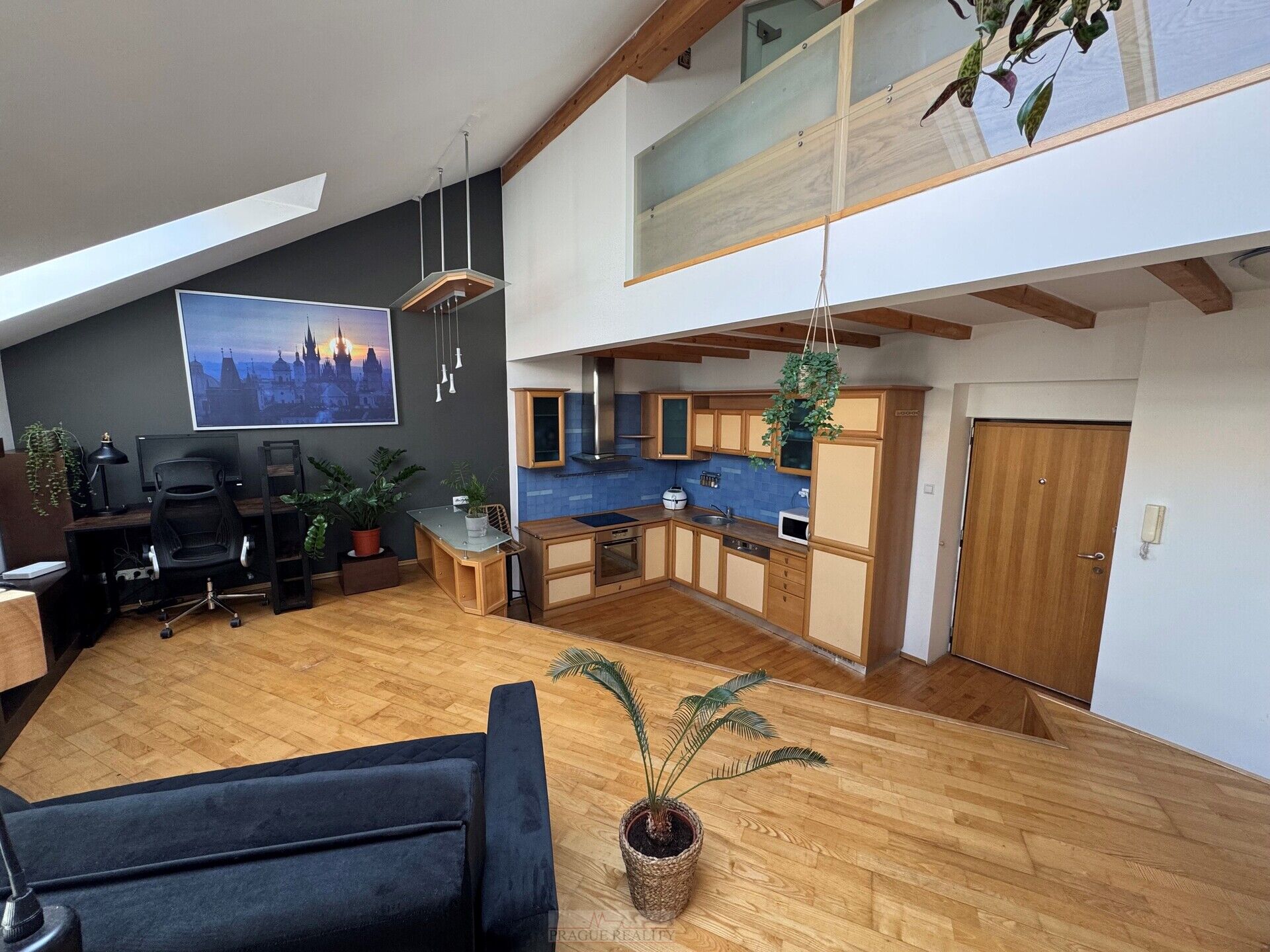 Atraktivní atypický půdní mezonet 68m2 + terasa 6m2, Praha 2 Vinohrady / Nusle