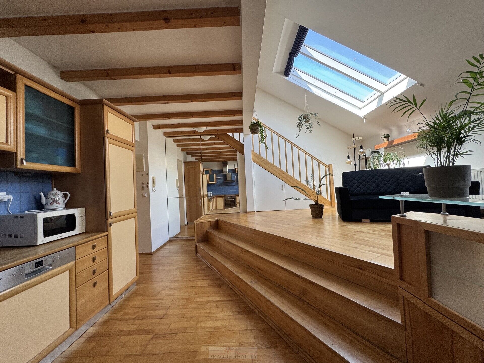 Atraktivní atypický půdní mezonet 68m2 + terasa 6m2, Praha 2 Vinohrady / Nusle