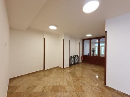 Pronájem - obchodní prostor, 178 m²