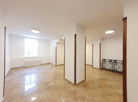 Pronájem - obchodní prostor, 178 m²