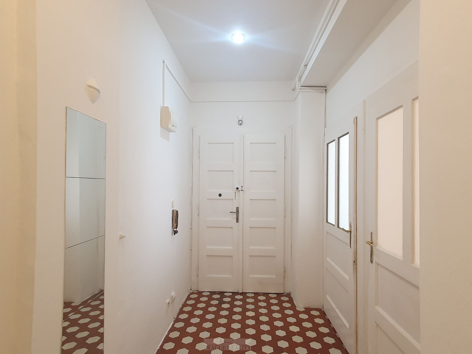 Prostorné 2+1, 61m2, s okny do vnitrobloku, P3 Žižkov / Ohrada