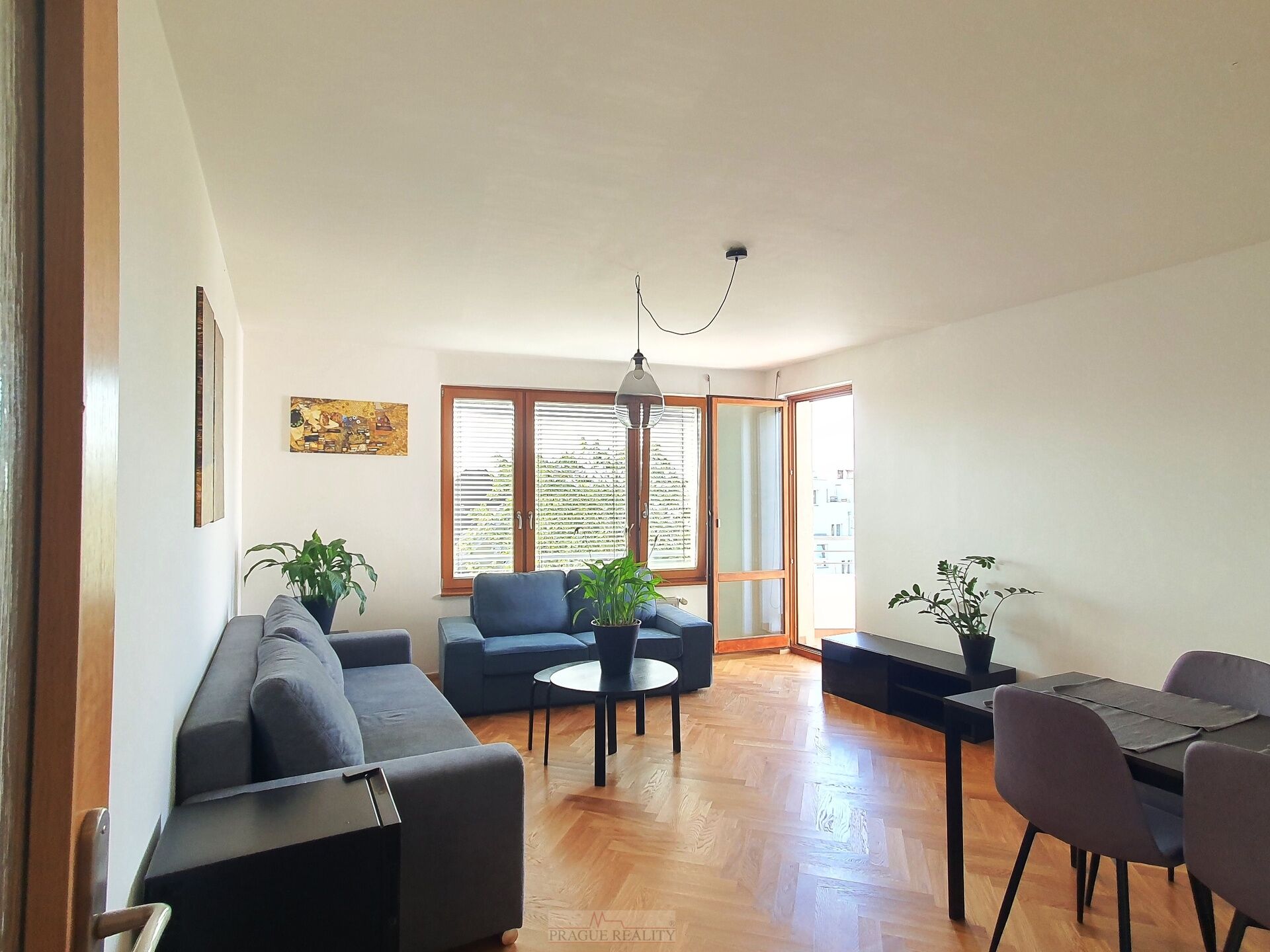 Nadstandardní byt 2+kk 61m2 + balkon 6m2 + sklep + možnost garáže přímo v domě, P10 rezidence Ruská