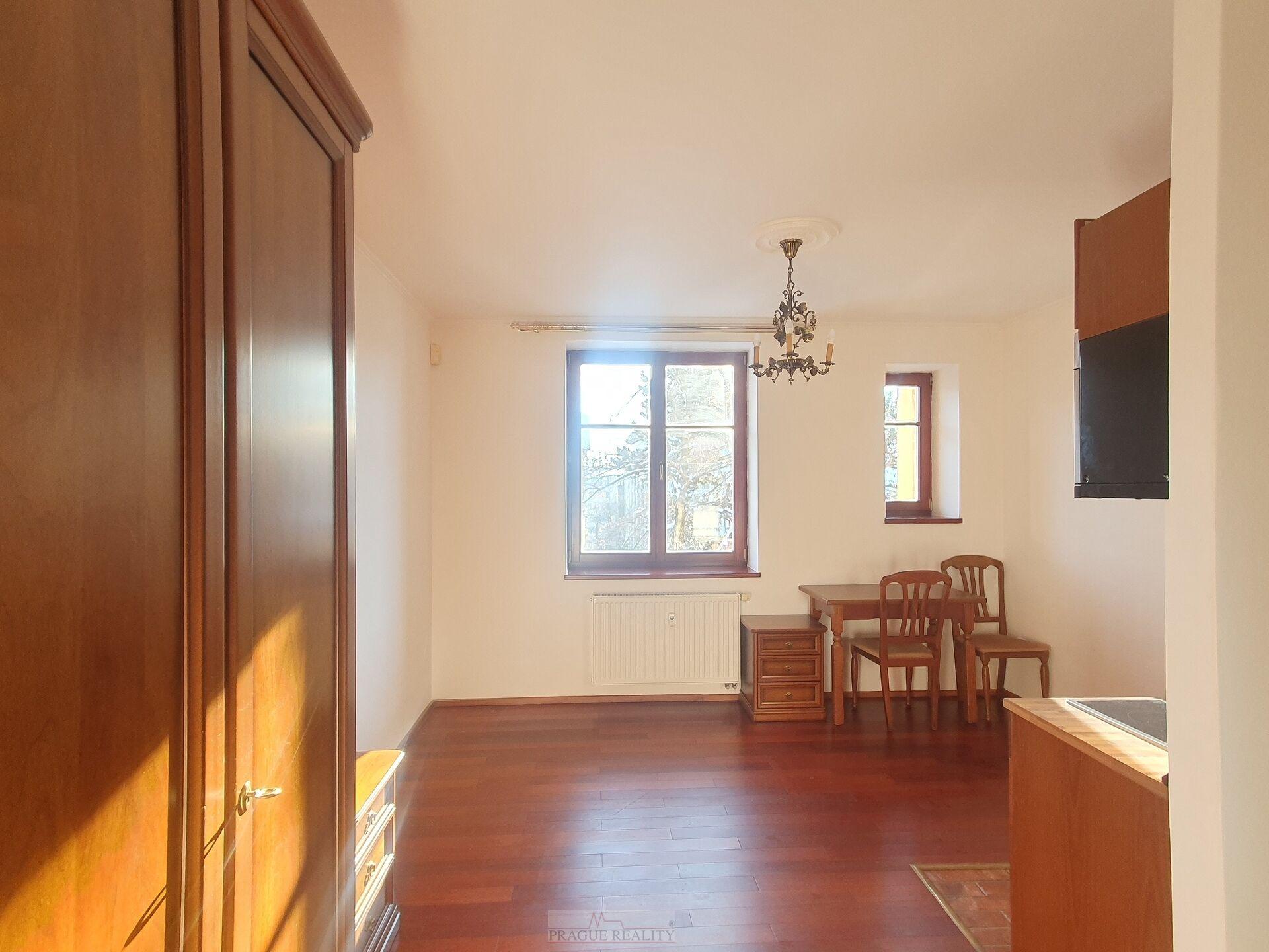 Útulná garsoniéra ve vile se zahradou, P10 Želivského / Strašnická