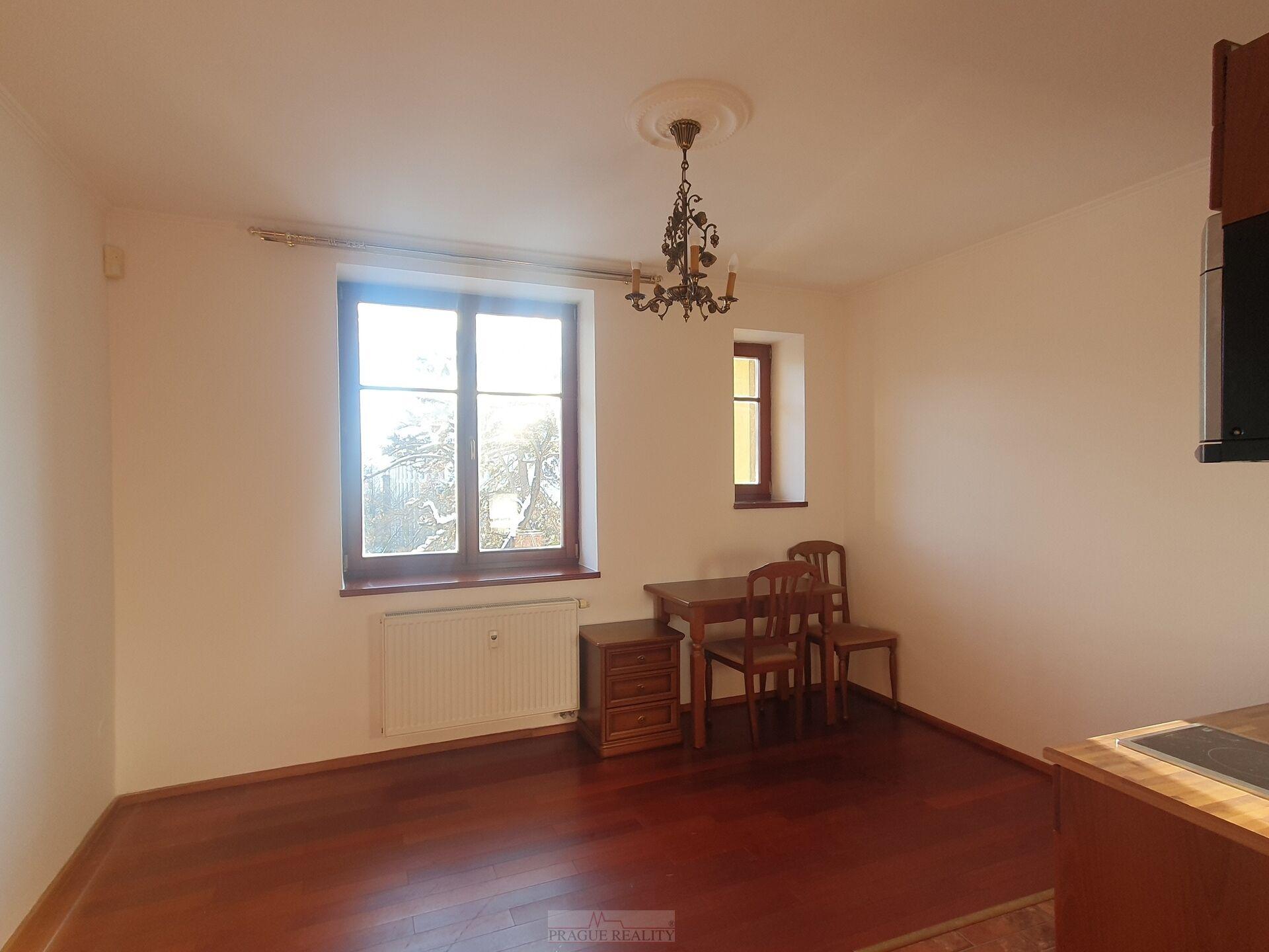 Útulná garsoniéra ve vile se zahradou, P10 Želivského / Strašnická