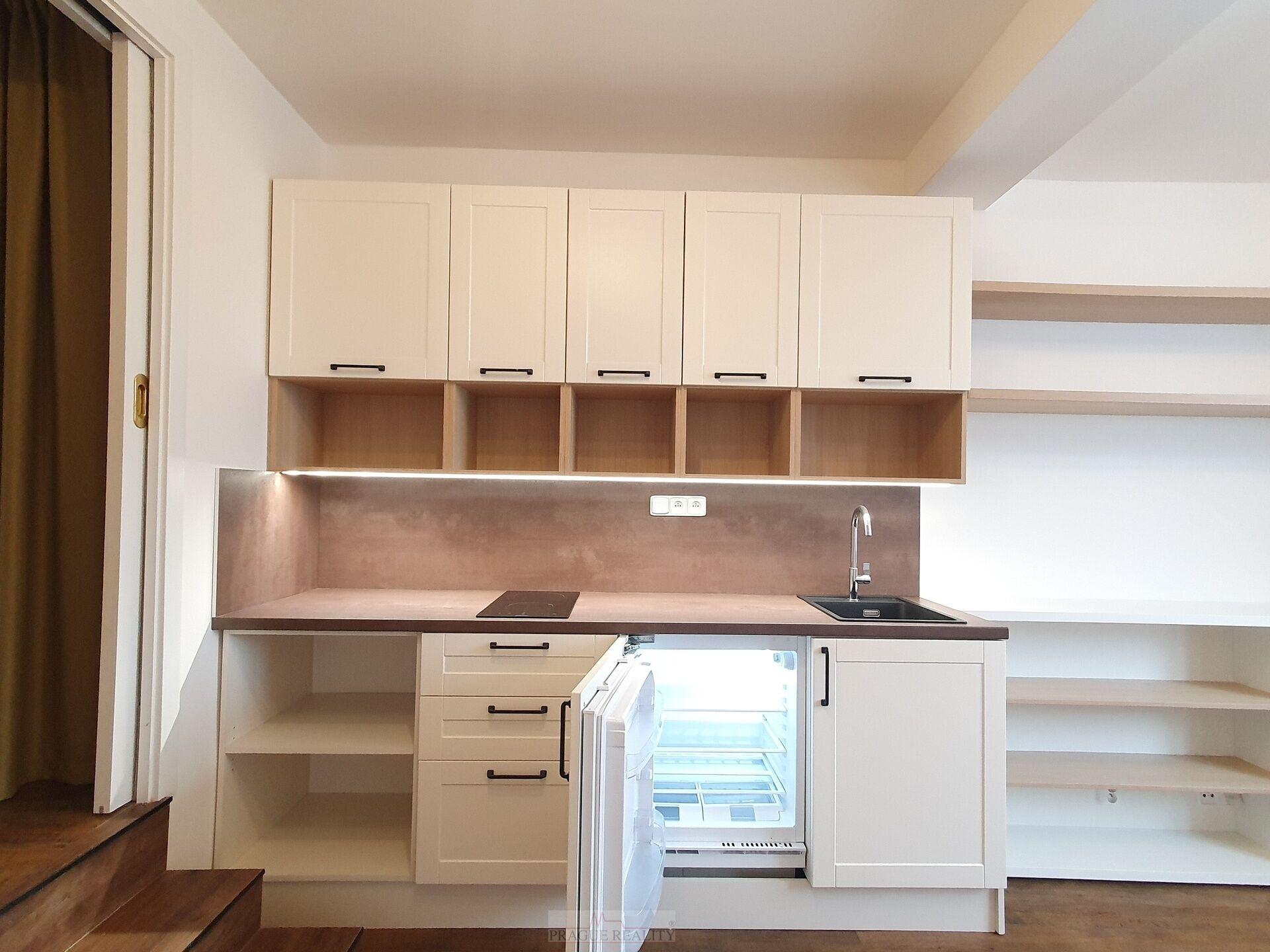 Luxusní garsoniéra 25m2 s nábytkem na míru, Praha 3, Žerotínova x Ostromečská