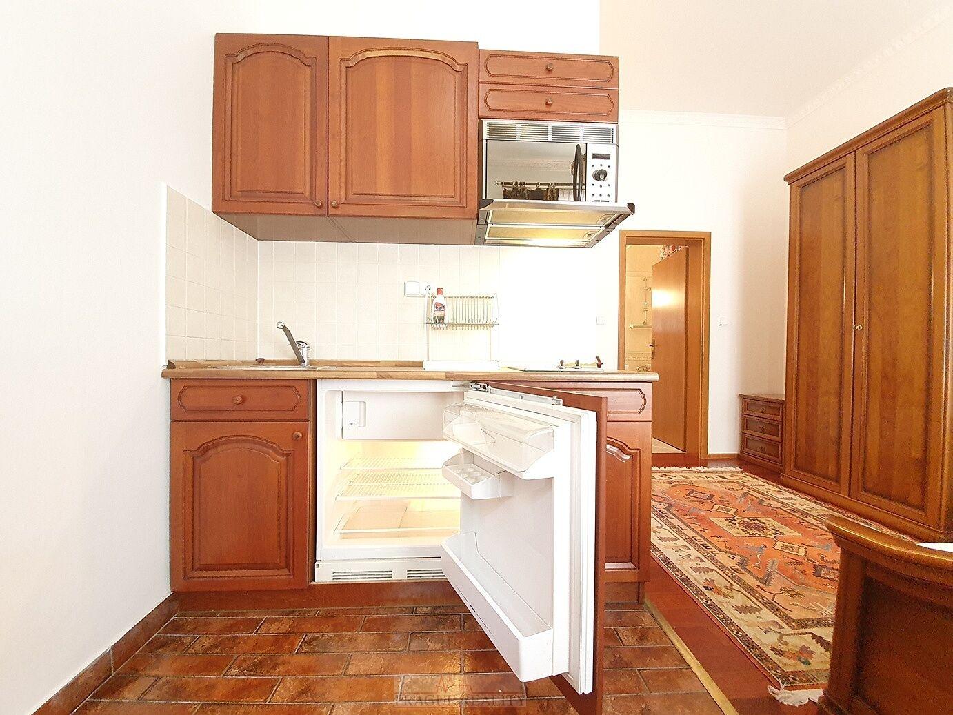 Útulná garsoniéra ve vile se zahradou, P10 Želivského / Strašnická