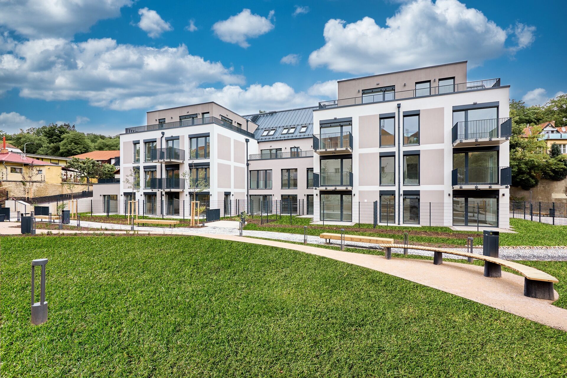 Byt 2+kk s terasou a předzahrádkou l B.01.01 l Lysolajský dvůr (Praha 6 - Lysolaje)