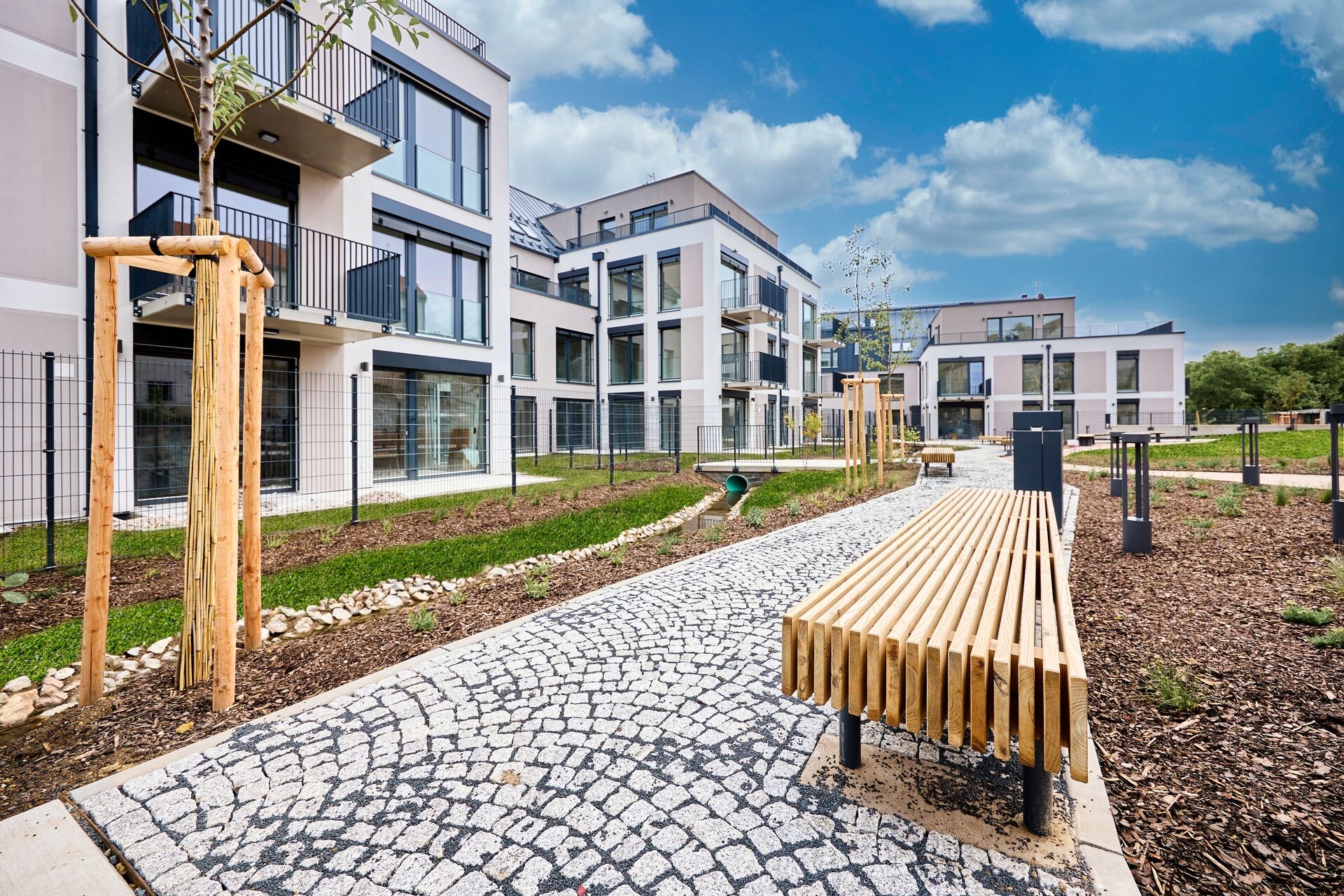 Byt 2+kk s terasou a předzahrádkou l B.01.01 l Lysolajský dvůr (Praha 6 - Lysolaje)