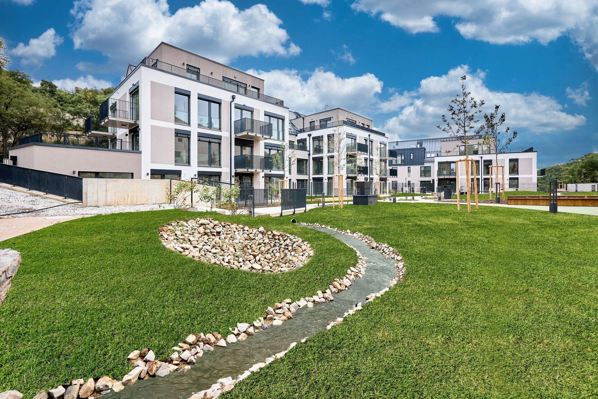 Byt 2+kk s terasou a předzahrádkou l B.01.01 l Lysolajský dvůr (Praha 6 - Lysolaje)