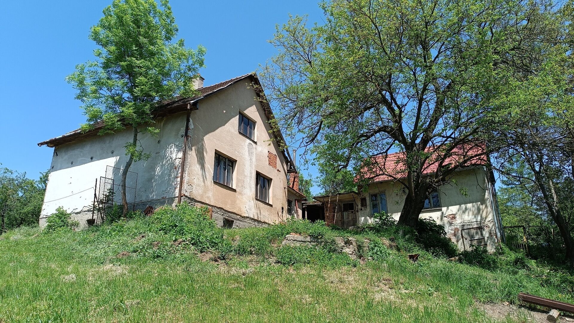 Prodej rodinného domu 3+1 a přilehlých pozemků v obci Halenkovice, okres Zlín