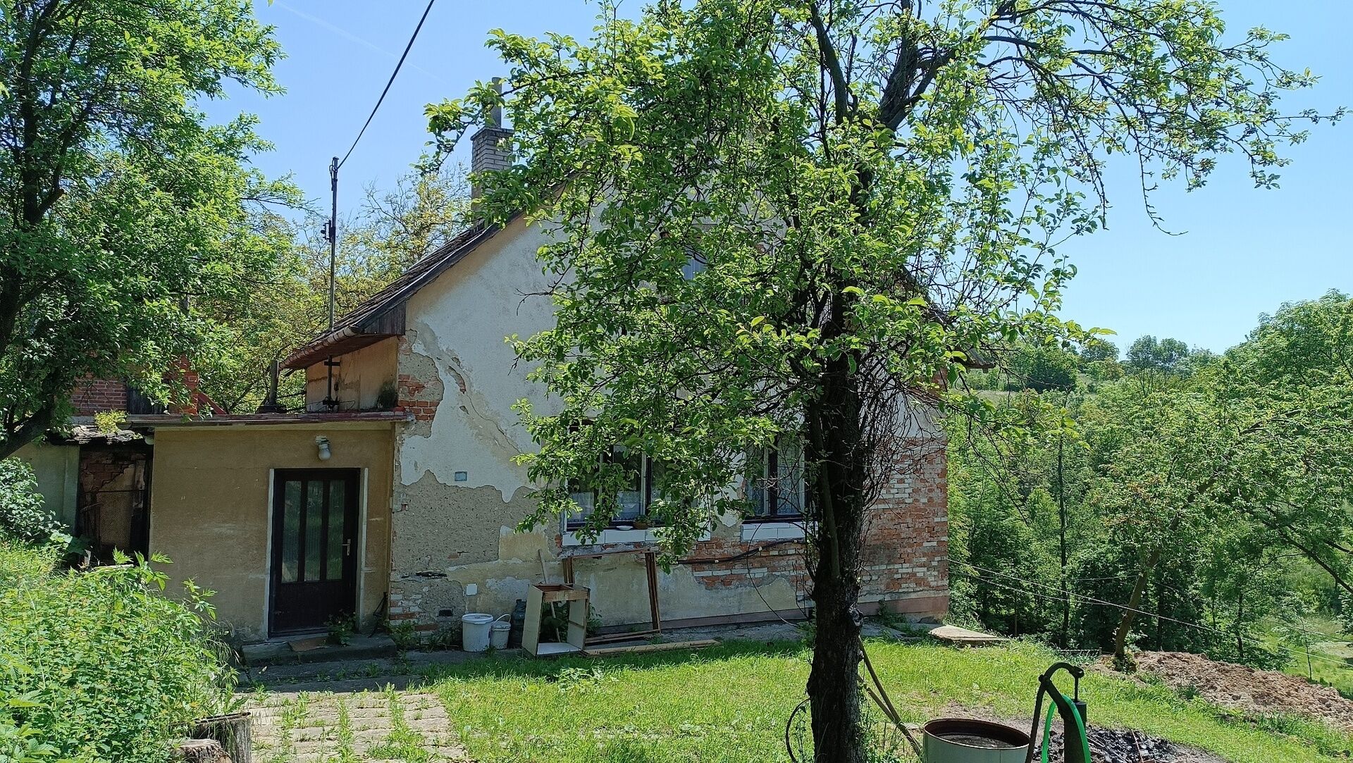 Prodej rodinného domu 3+1 a přilehlých pozemků v obci Halenkovice, okres Zlín