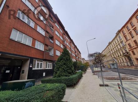 1 pohled na dům (1) | Pronájem bytu, 1+kk, 29 m²