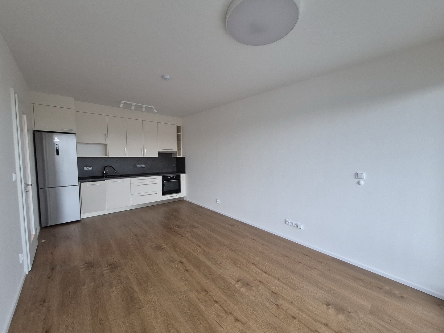 2 - pronájem 2+kk pokoj s kk