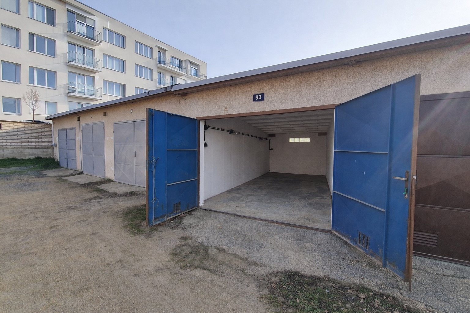 Otevřená garáž číslo 93 ve slunečním světle