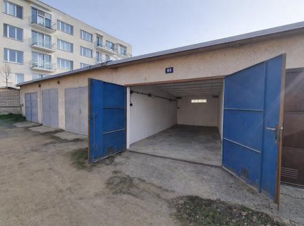 Otevřená garáž číslo 93 ve slunečním světle | Pronájem - malý objekt/garáž