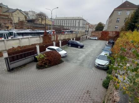 Pohled na parkoviště | Pronájem - kanceláře, 71 m²