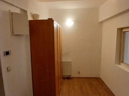 Úzká chodba s parketovou podlahou, kříní. | Pronájem bytu, atypický, 67 m²