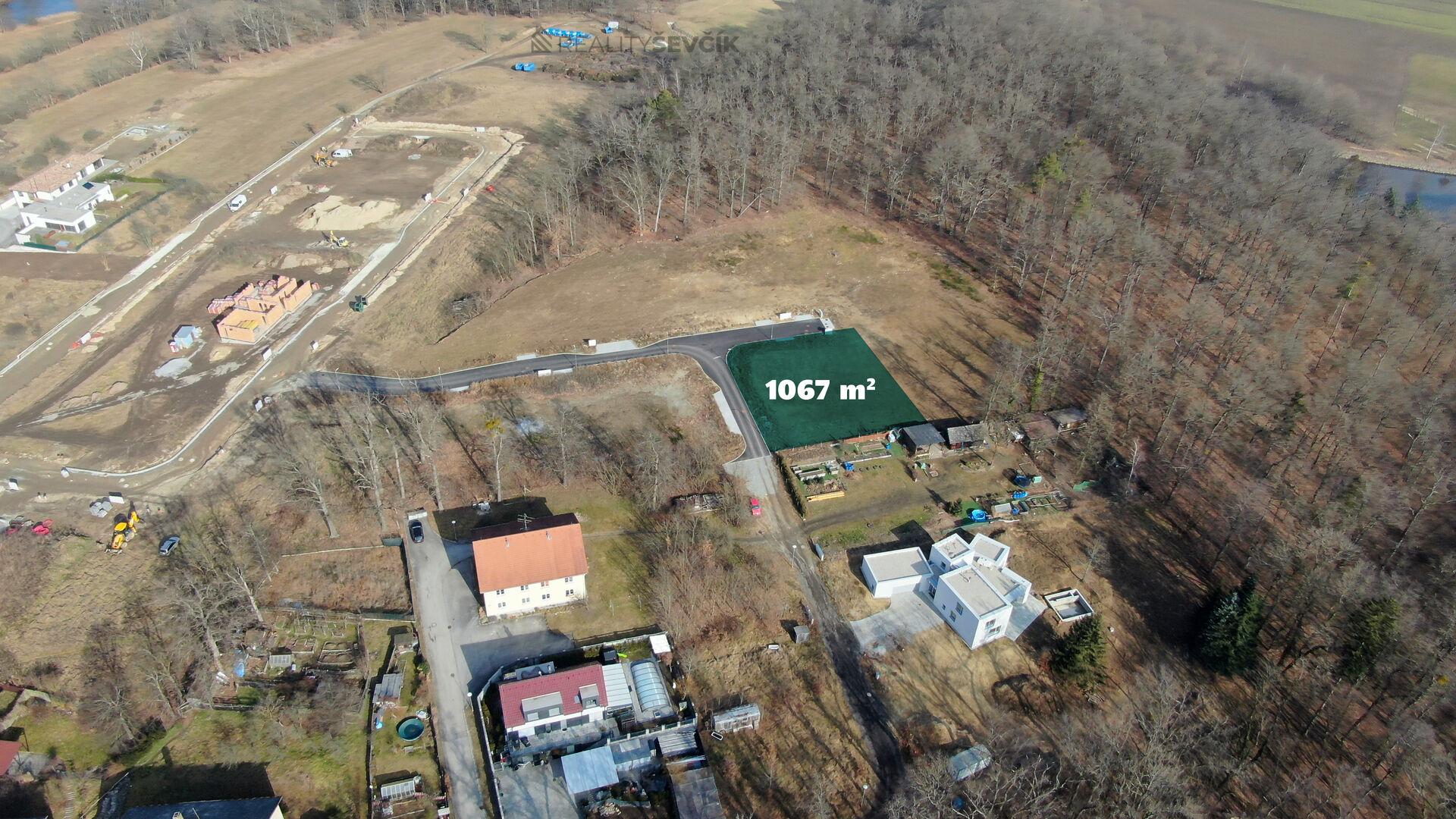 Prodej stavebního pozemku 1067 m2 v Hluboké nad Vltavou