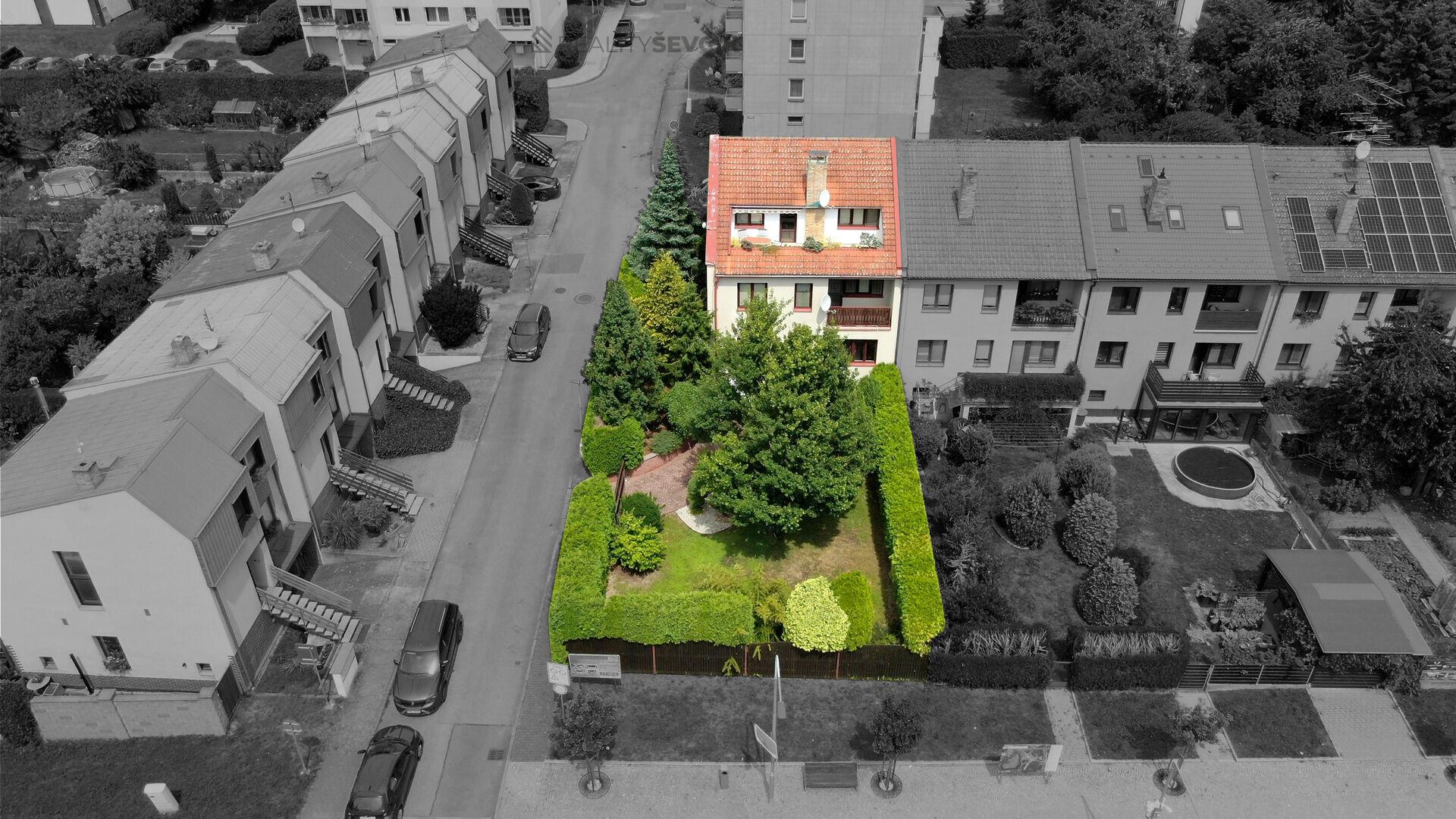 Prodej prostorného rodinného domu v centru Hluboké nad Vltavou – dvougenerační bydlení i podnikání