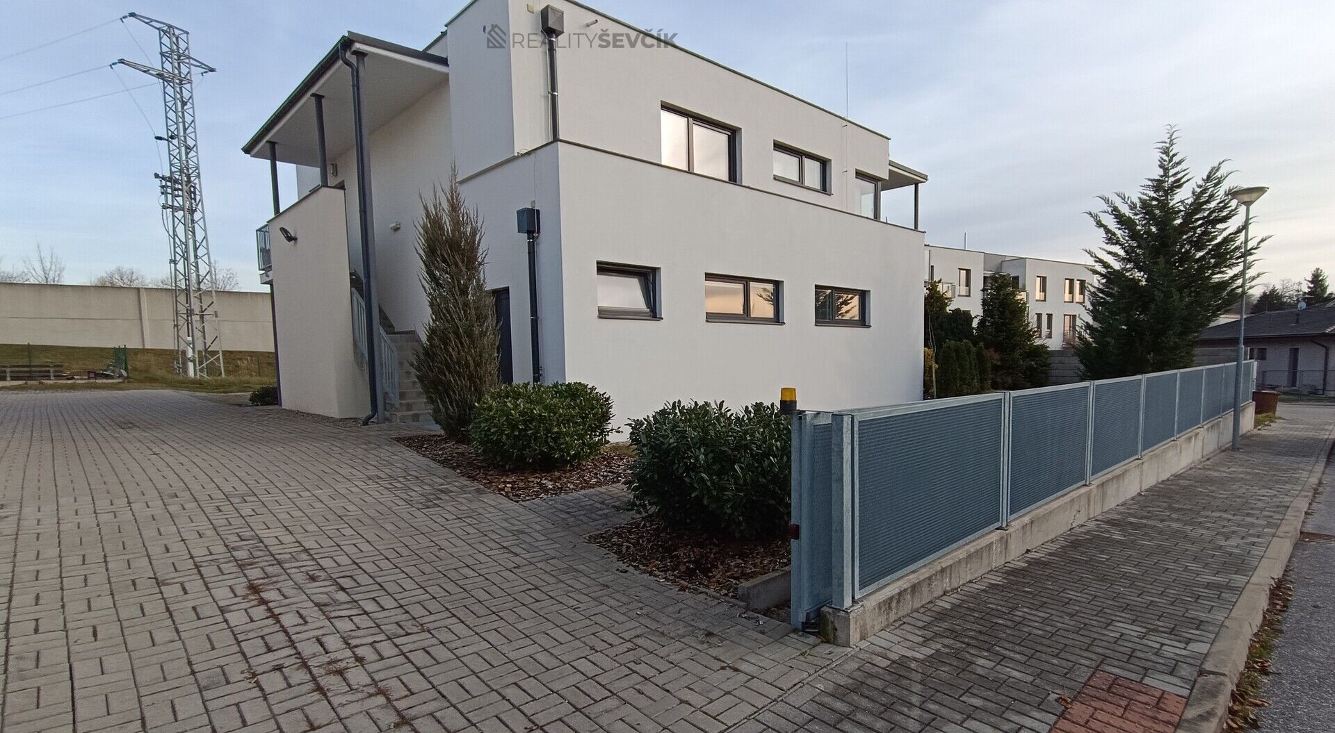 Prodej bytu 2+kk se zahradou, terasa 25 m², parkování pro 2 vozy – Hluboká nad Vltavou, Ječná ulice