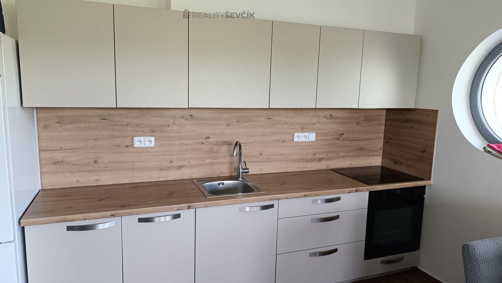Pronájem bytu 2+kk s terasou, 51 m2 (83 m2) v Hluboké nad Vltavou
