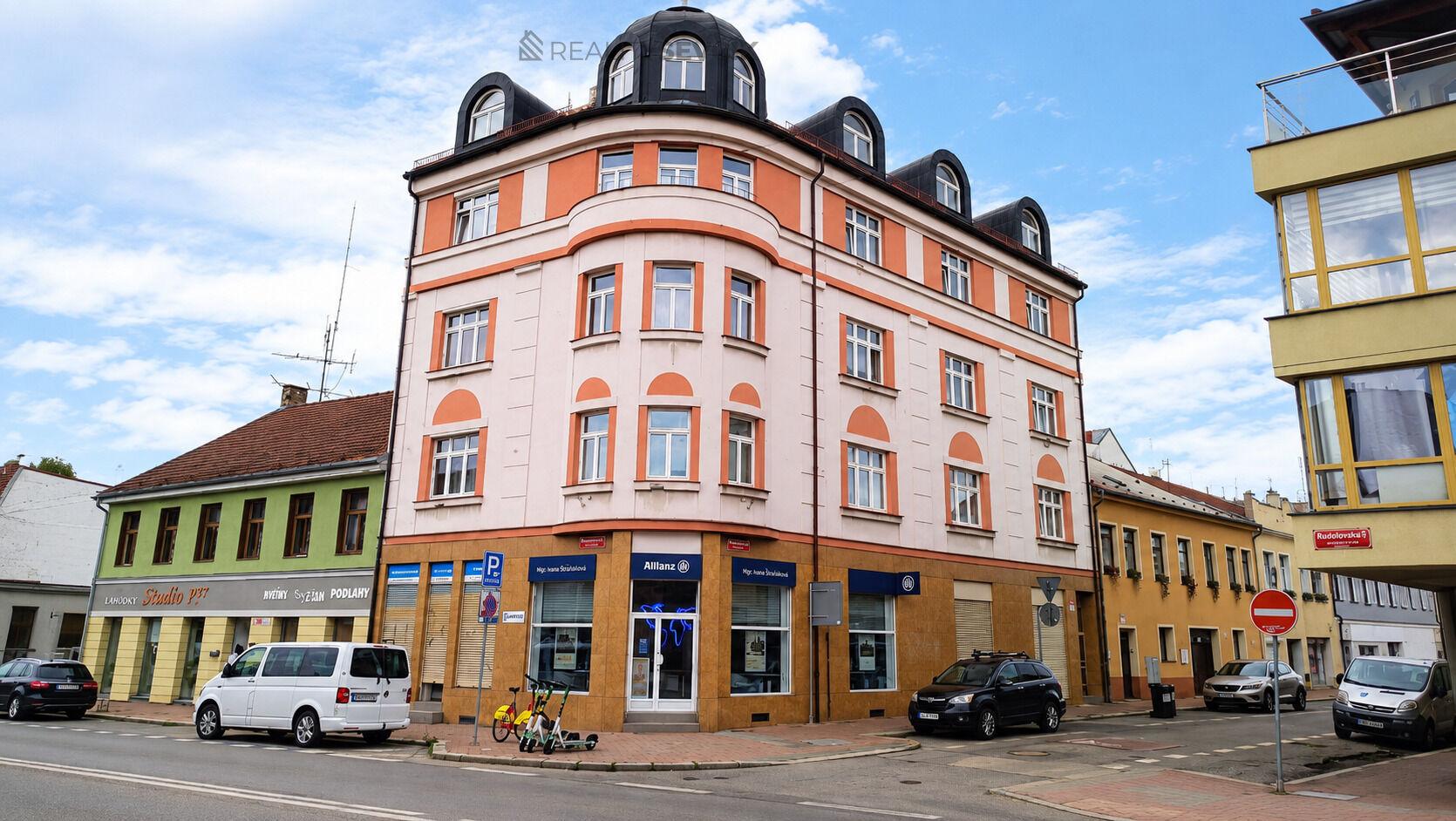 Pronájem světlého podkrovního bytu 3+kk, 90 m², Jeremiášova, České Budějovice