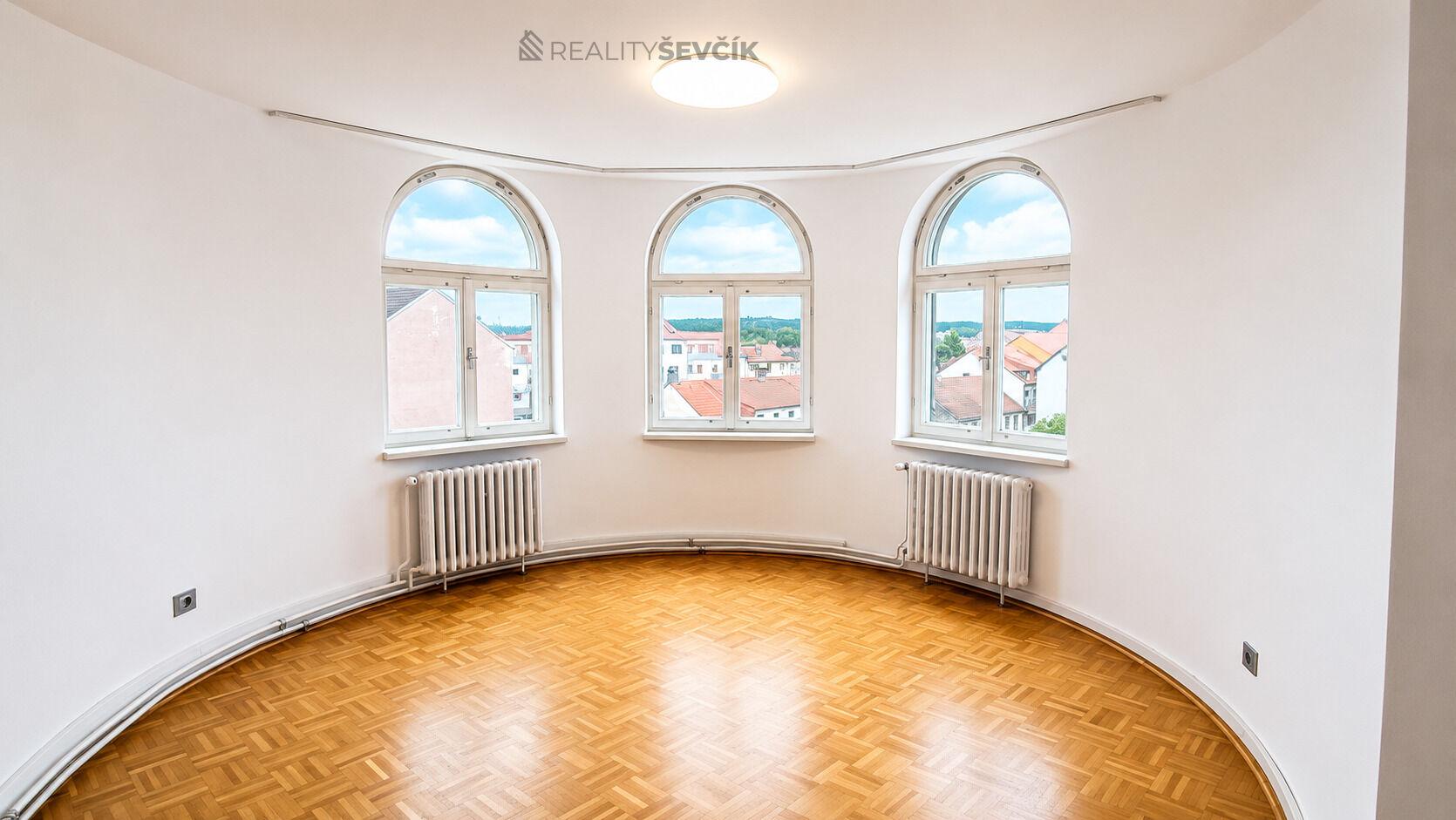 Pronájem světlého podkrovního bytu 3+kk, 90 m², Jeremiášova, České Budějovice