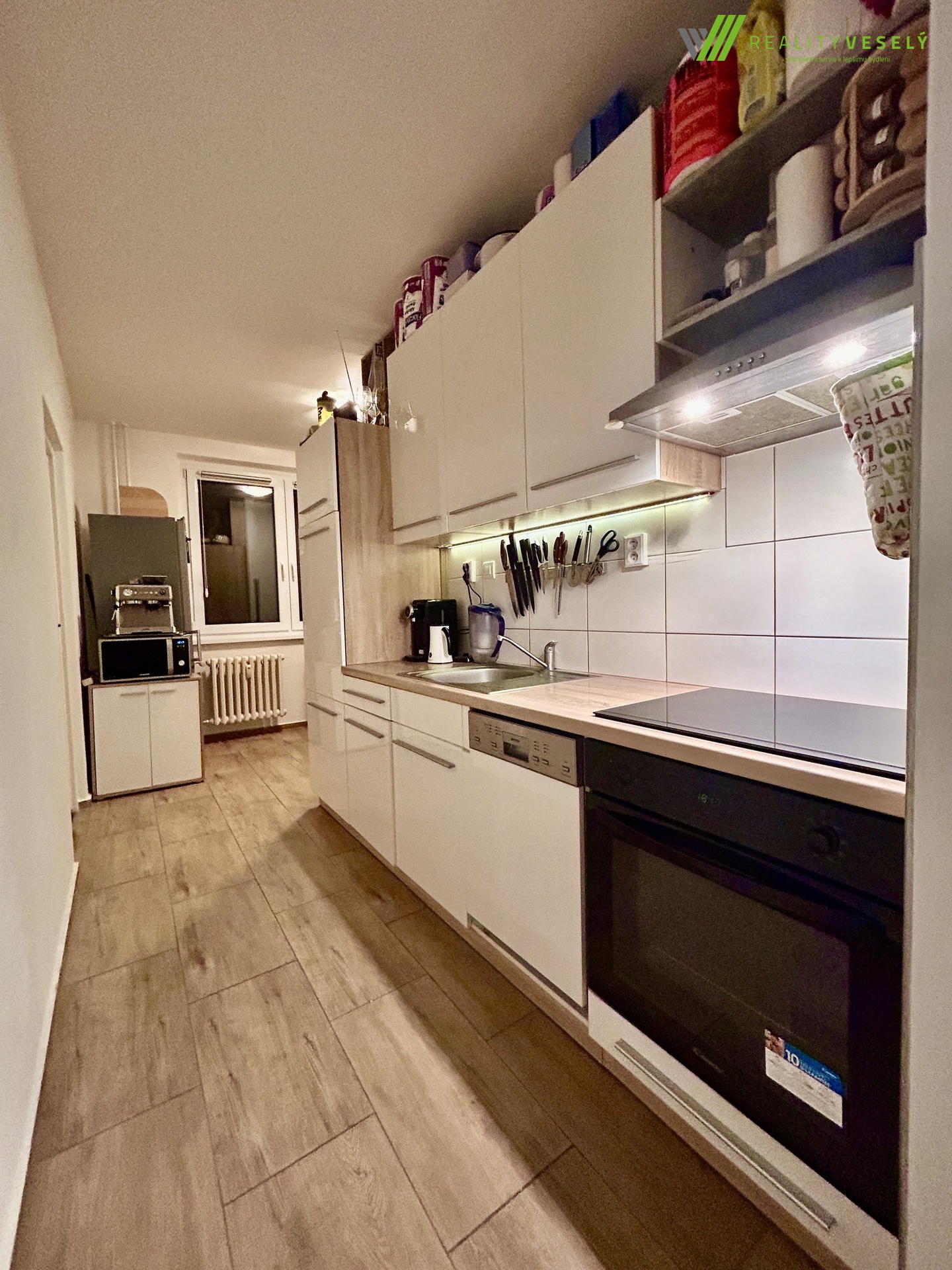 A9834C7A-F1FB-4DE5-B3D6-5E7D8F9F2FF3_1_201_a