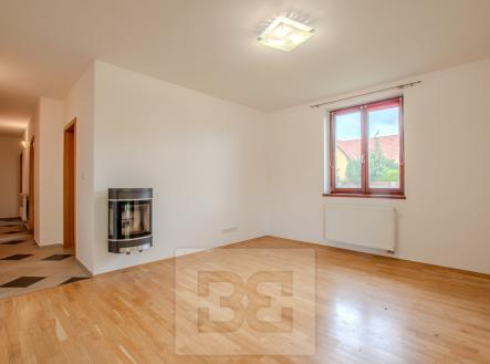 Obývací místnost s krbem | Pronájem - dům/vila, 100 m²