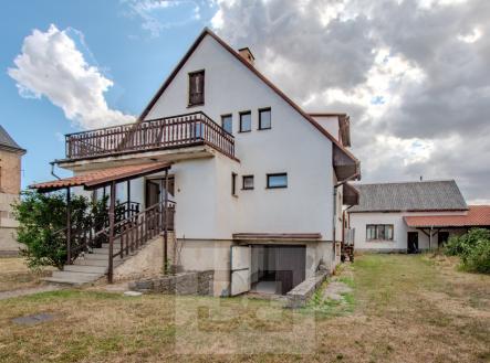 Zepředu | Prodej - dům/vila, 238 m²