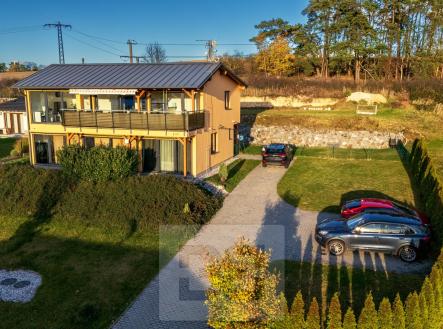 Z dálky | Prodej - dům/vila, 185 m²