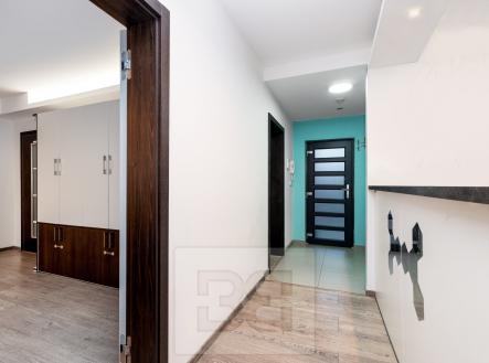 Chodba II. přízemí | Prodej - dům/vila, 185 m²