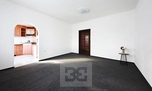 Obývací pokoj - pohled na kuchyň