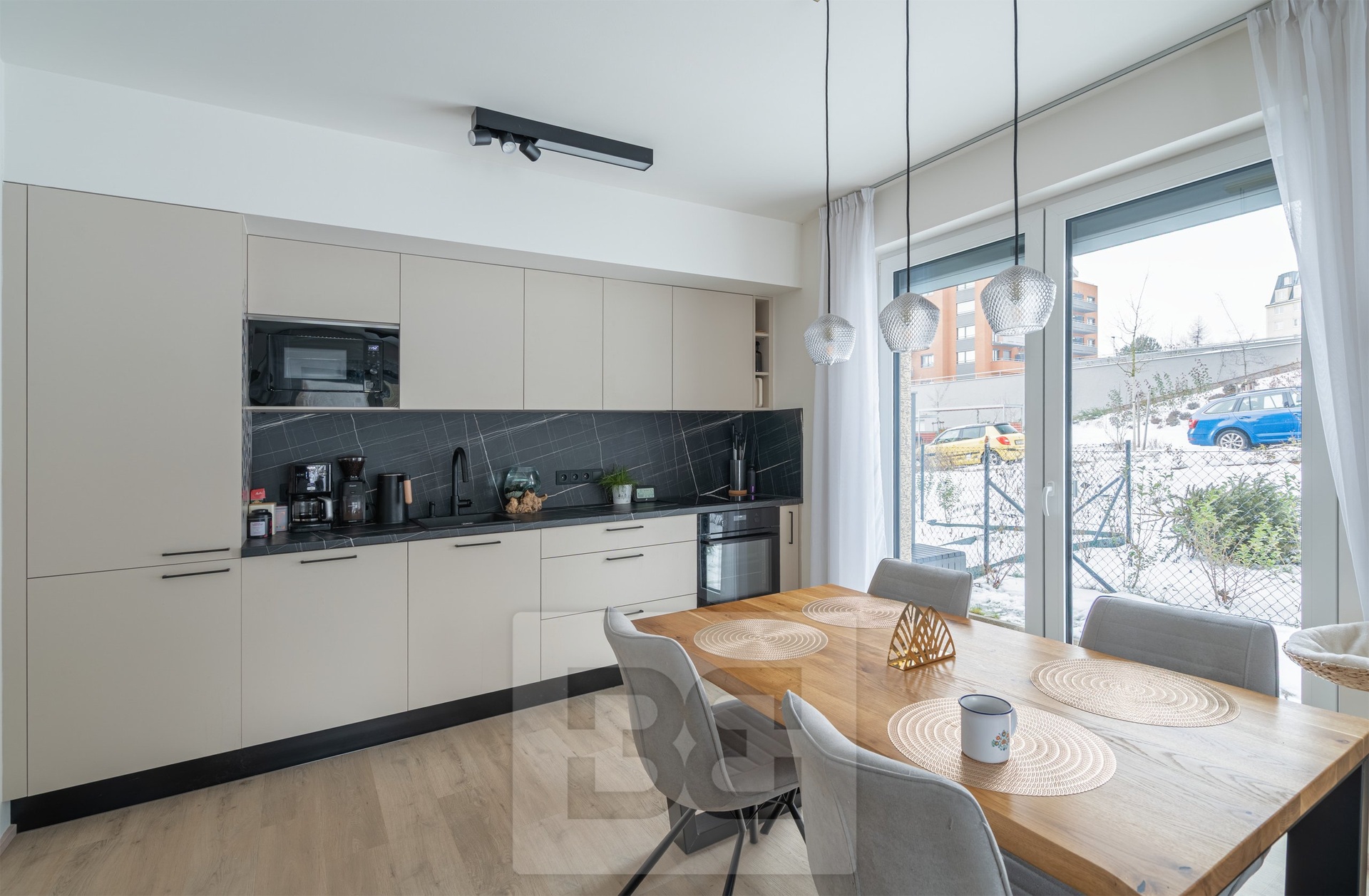 Kuchyň s jídelním stolem