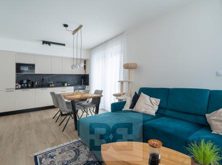 Obývací pokoj - pohled od oken | Pronájem bytu, 2+kk, 58 m²