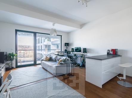 Obývací pokoj, pohled od dveří | Prodej bytu, 2+kk, 63 m²