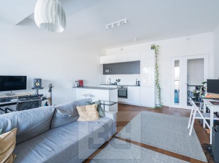 Obývací pokoj, pohled od Lodžie | Prodej bytu, 2+kk, 63 m²