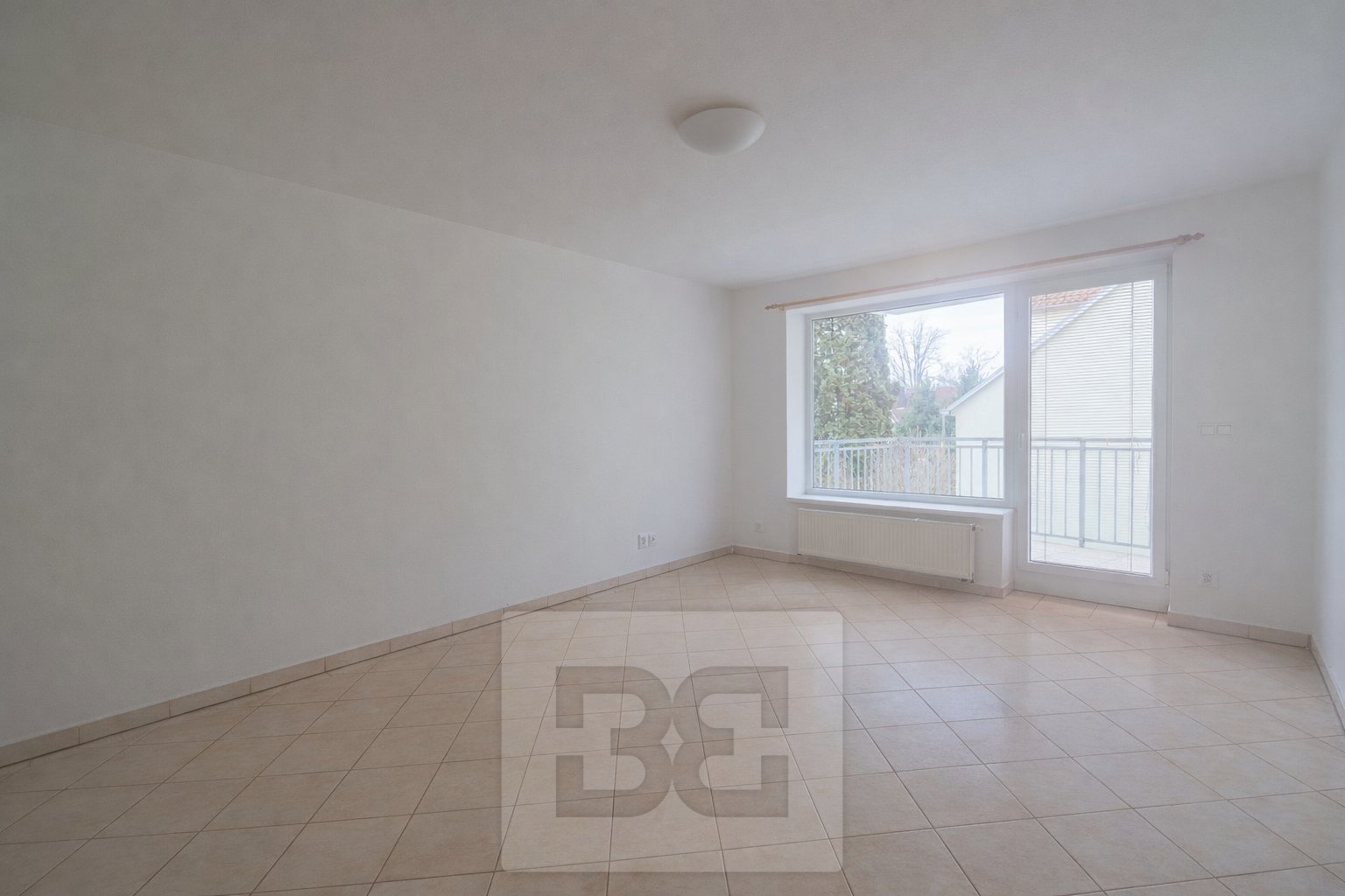 Obývací pokoj bez nábytku