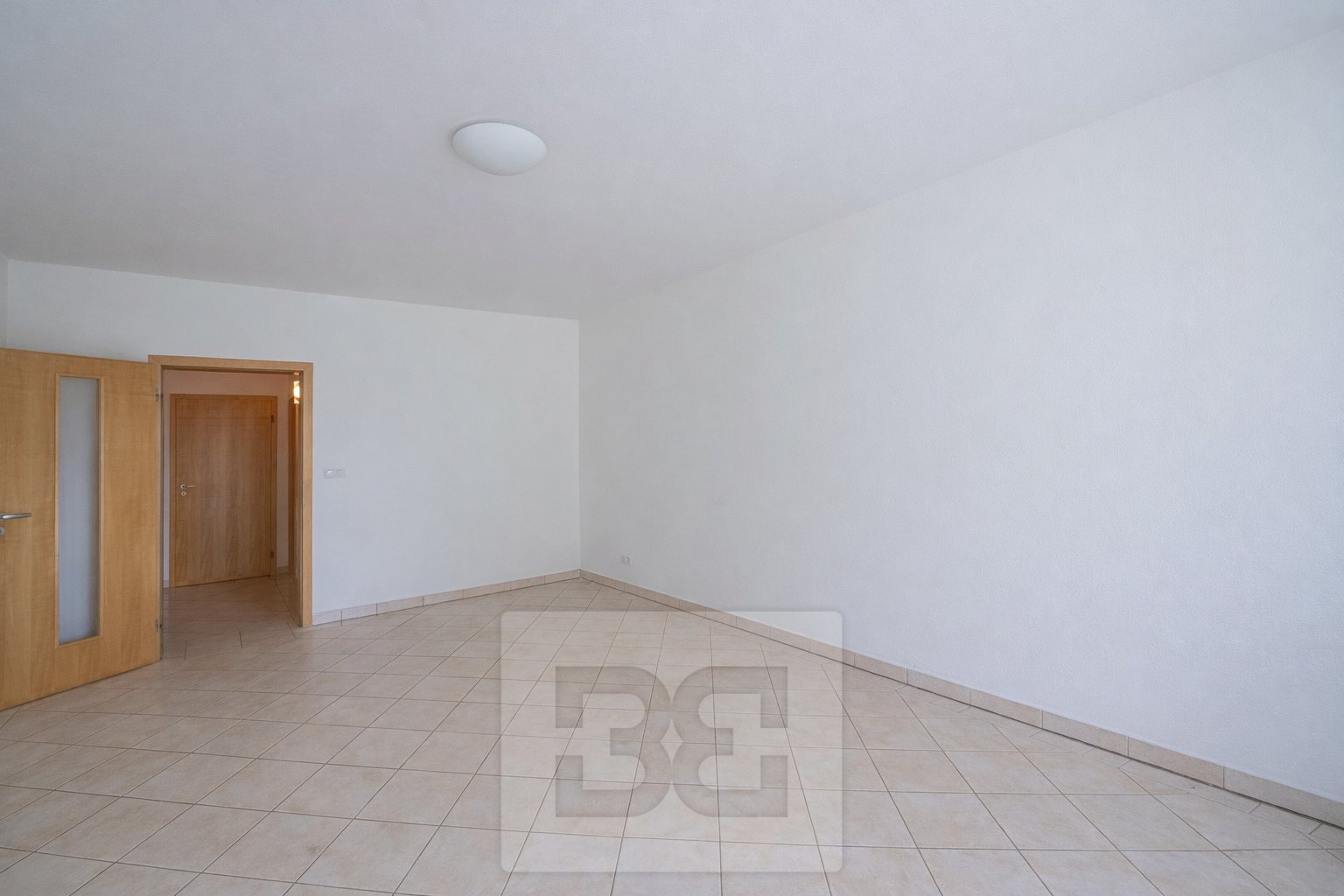 Obývací pokoj bez nábytku