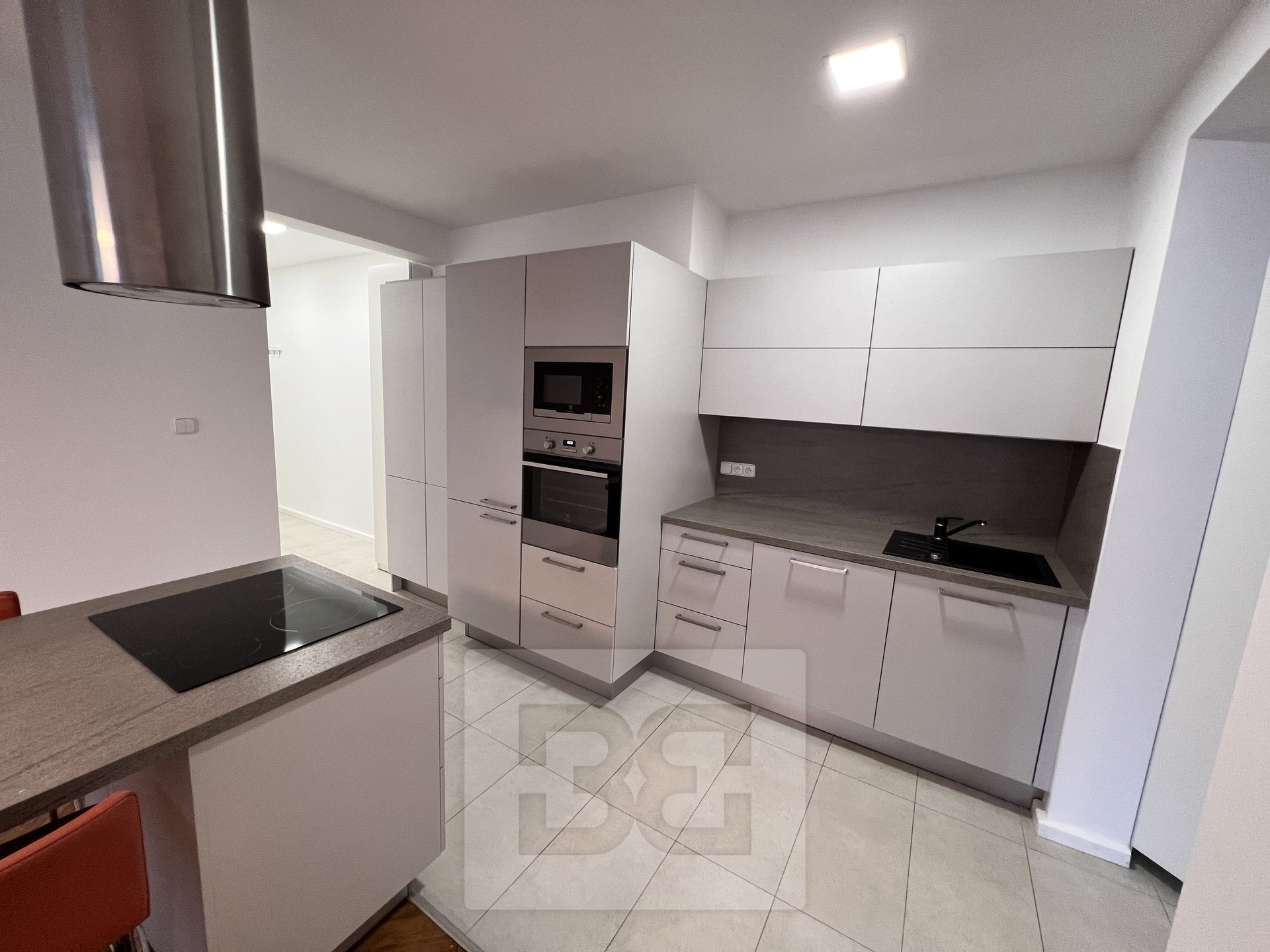 Světlý, prostorný byt 3+kk po rekonstrukci, Praha 10, ulice Nučická