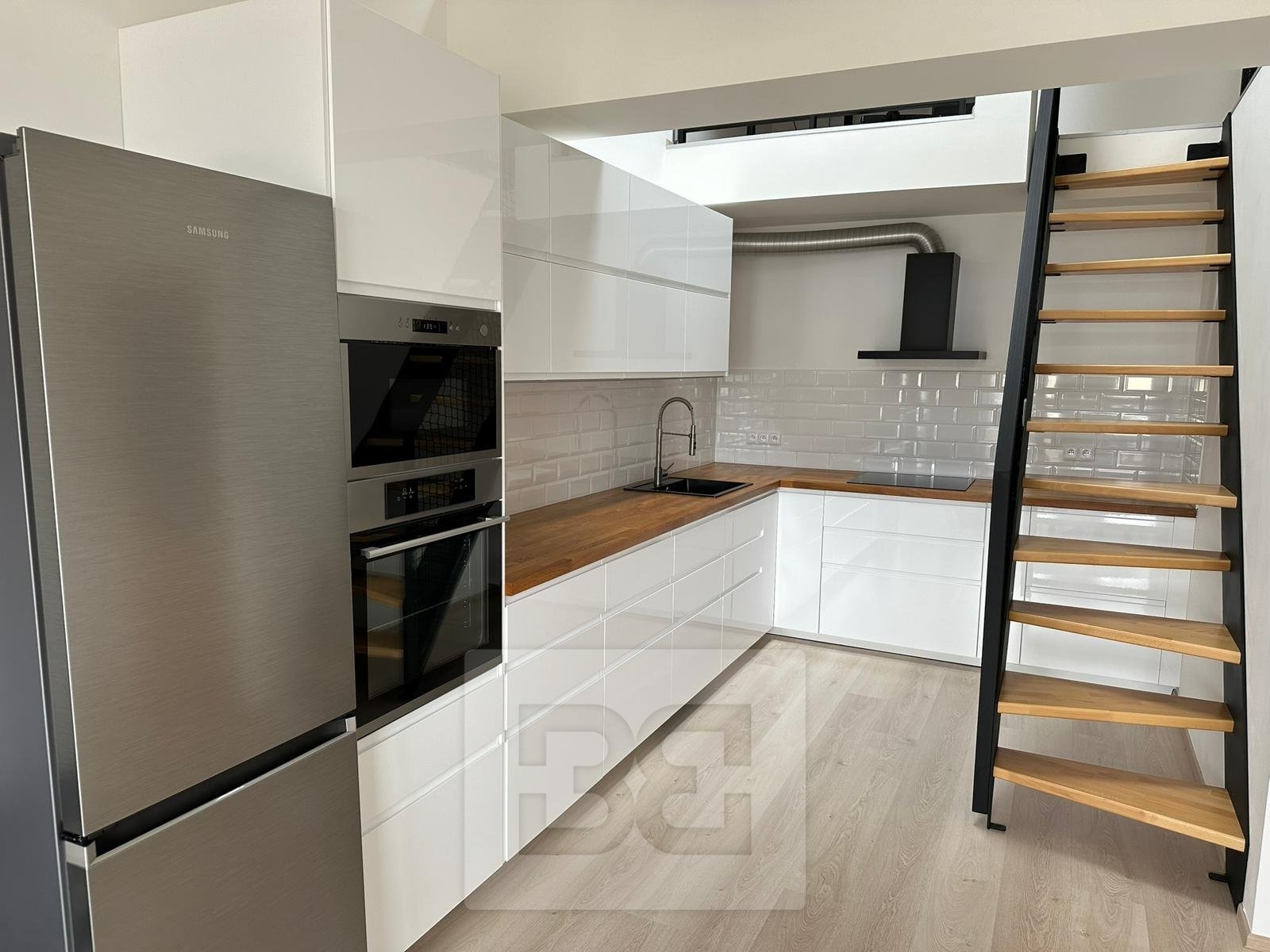 Pronájem bytu 3+kk 72 m², Chýně