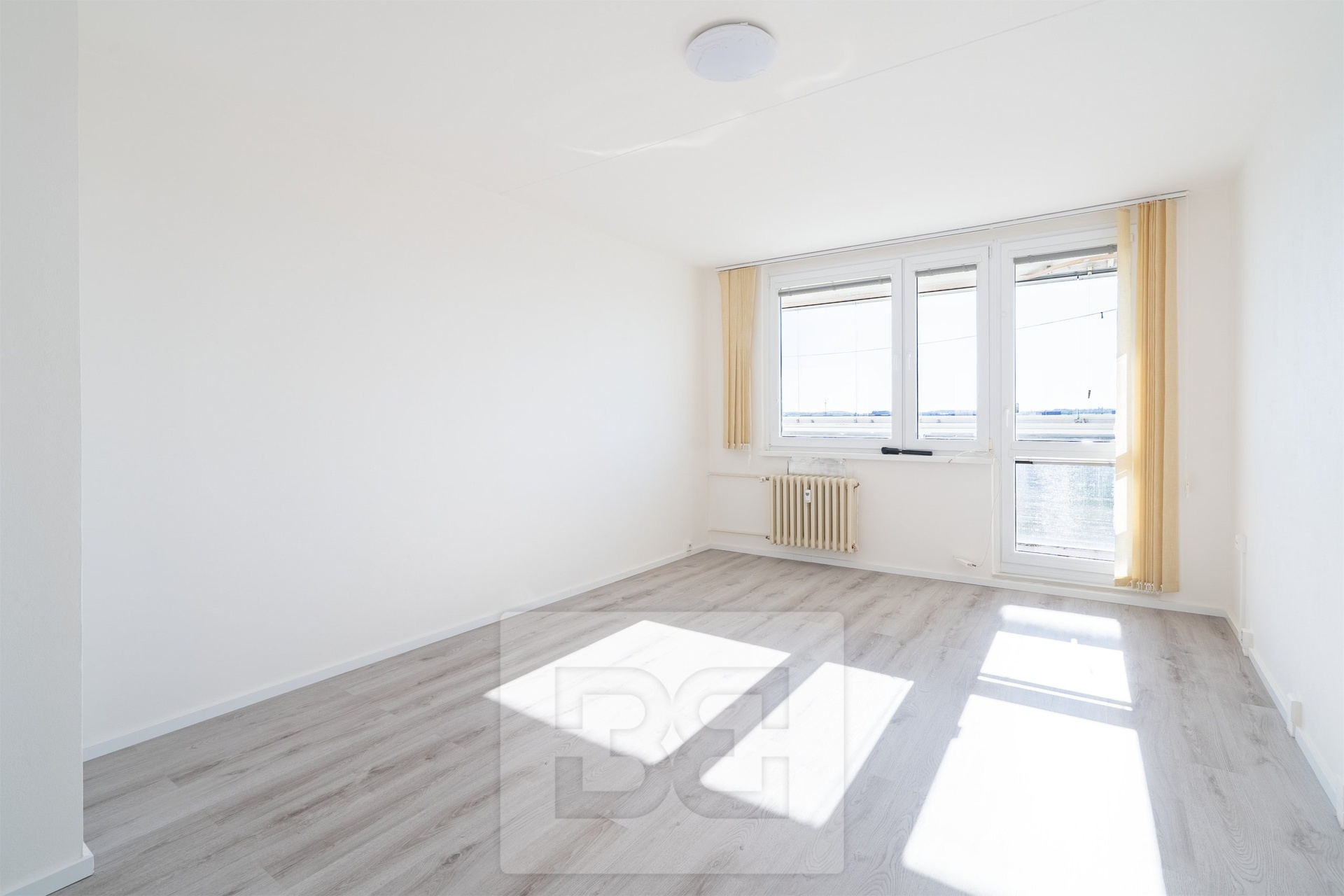 Největší pokoj vedle kuchyně s přístupem na balkon