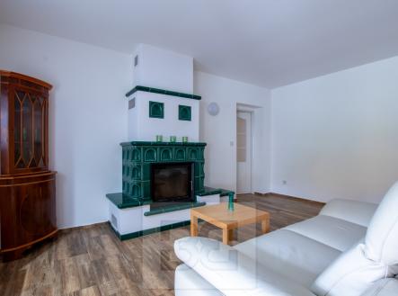 Obývací pokoj - pohled na krb | Pronájem - dům/vila, 140 m²