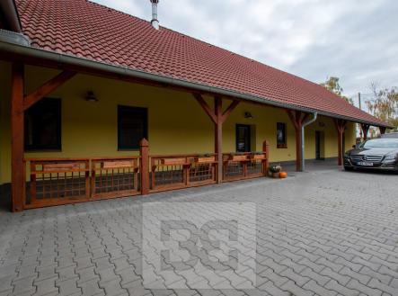 Pohled na dům z boku | Pronájem - dům/vila, 140 m²