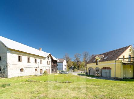 Pohled na hlavní dům a usedlost | Prodej - dům/vila, 197 m²