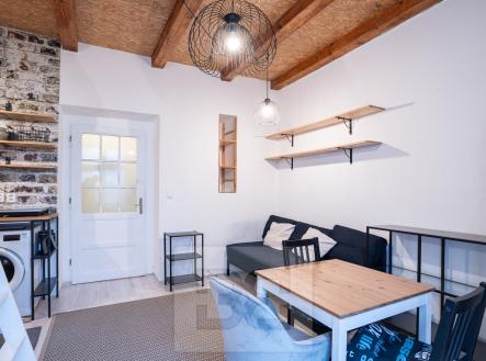 Pohled do pokoje - od okna | Pronájem bytu, 1+kk, 28 m²